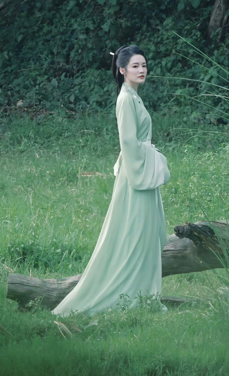 7月22日,李沁参加了新剧《一笑随歌》的开机仪式,同时李沁剧中定妆