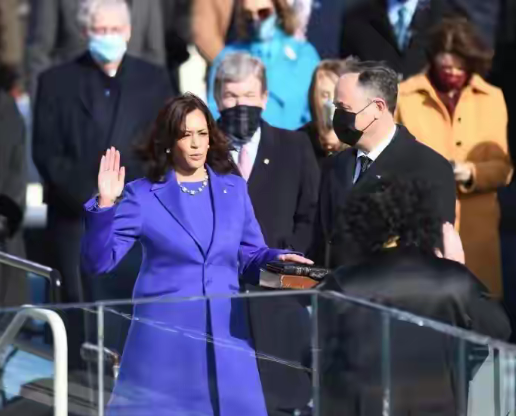 拜登下,贺锦丽上!