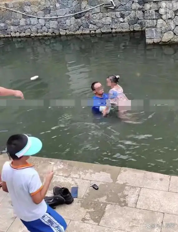 7月20日,广西玉林,中午时分,几个孩子在五彩田园街