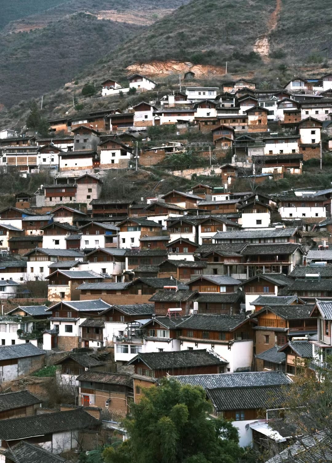 位于云南省丽江市玉龙纳西族自治县宝山乡的宝山石头城,地处玉龙雪山