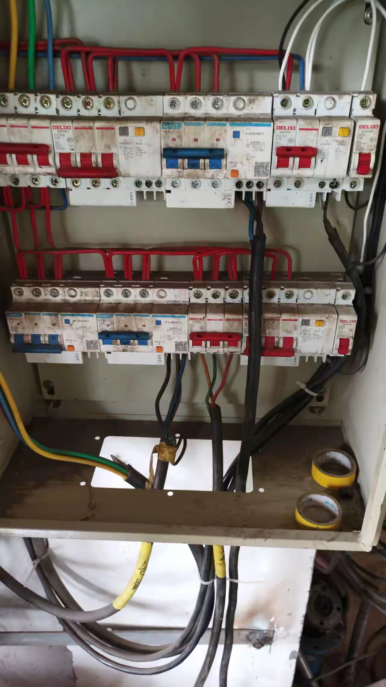 这个箱子是我们厂一位资历最好的电工做的,今天车间安全大检查,检查到