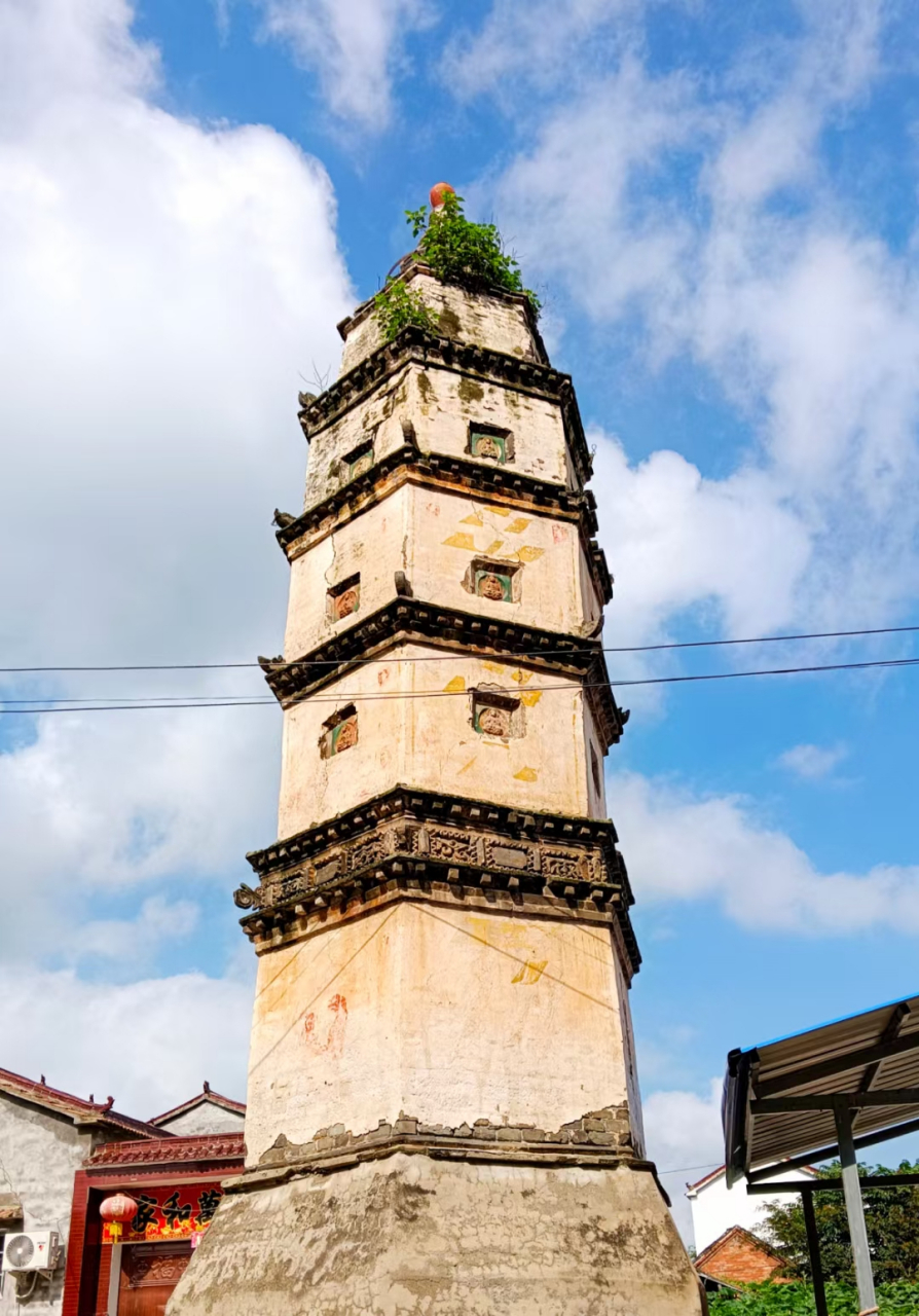 吴广塔,位于河南省太康县城西逊母口镇小吴村内.