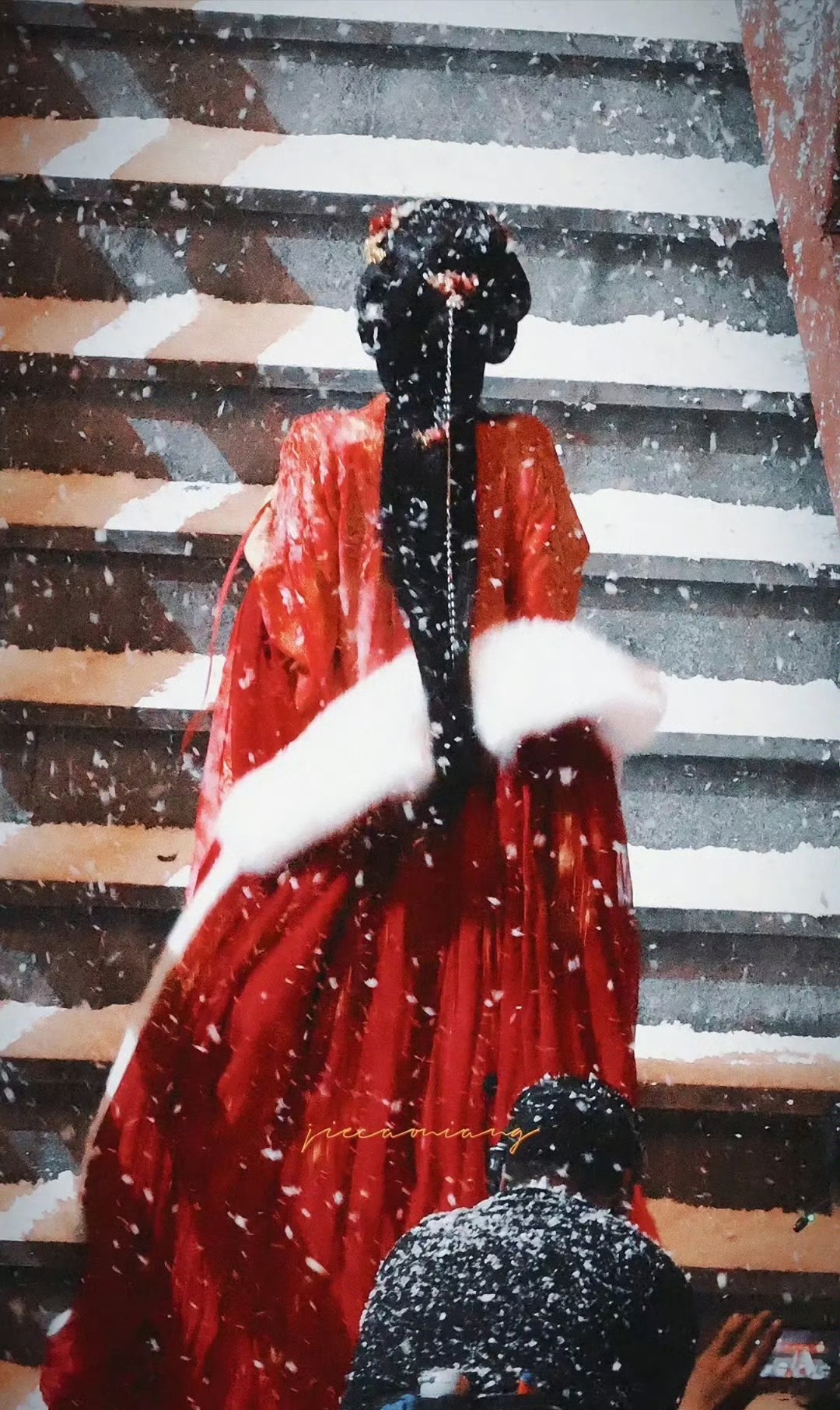 李一桐书卷一梦风雪红衣跳城墙路透,雪中凄美的氛围感