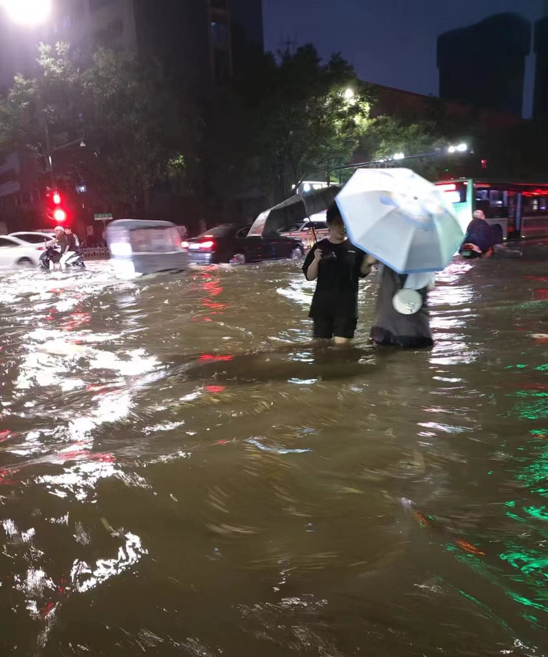 郑州下雨图片图片