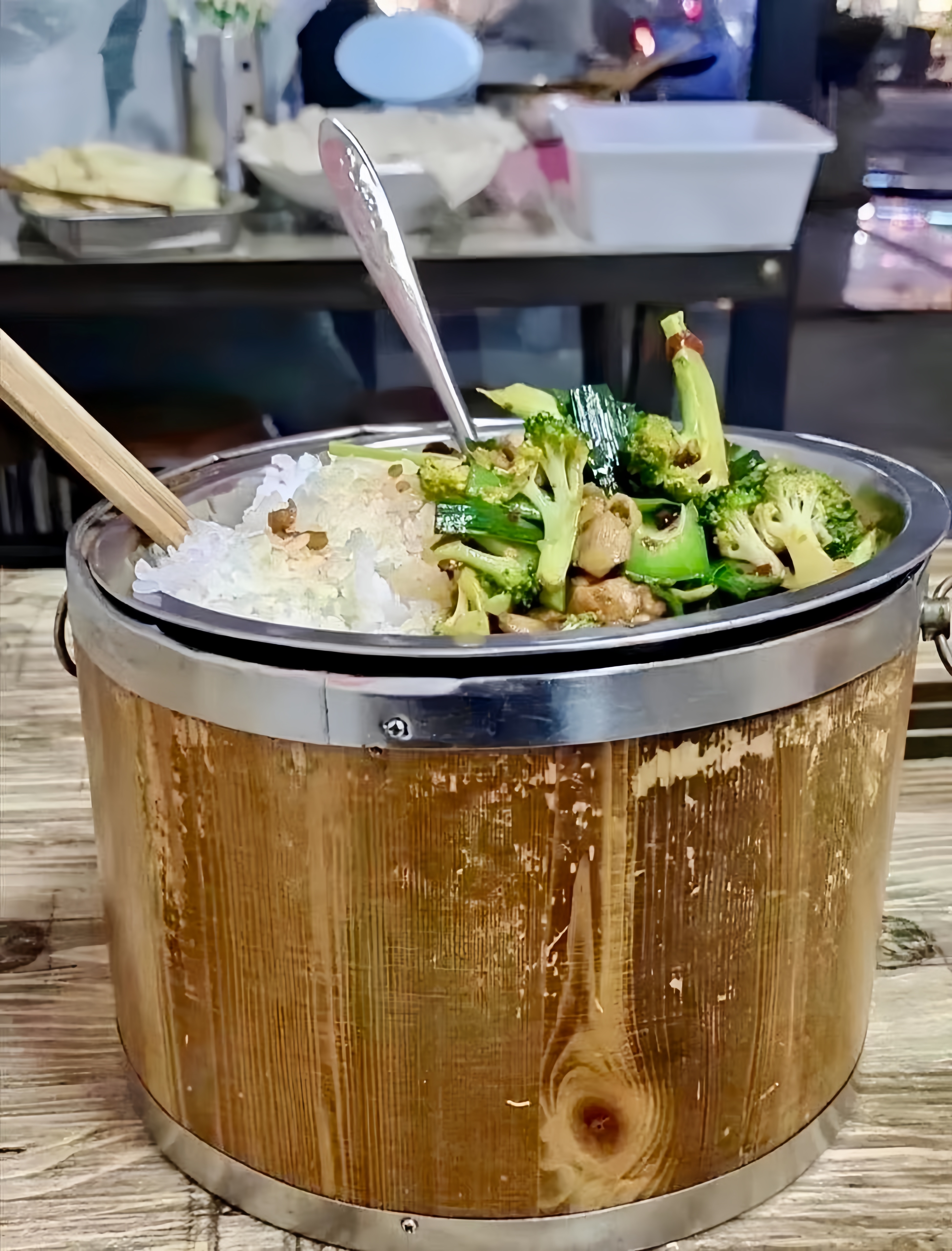 你们说说我点个木桶饭,上来时让我眼一亮,就拿个盆这样一放就算是 ??