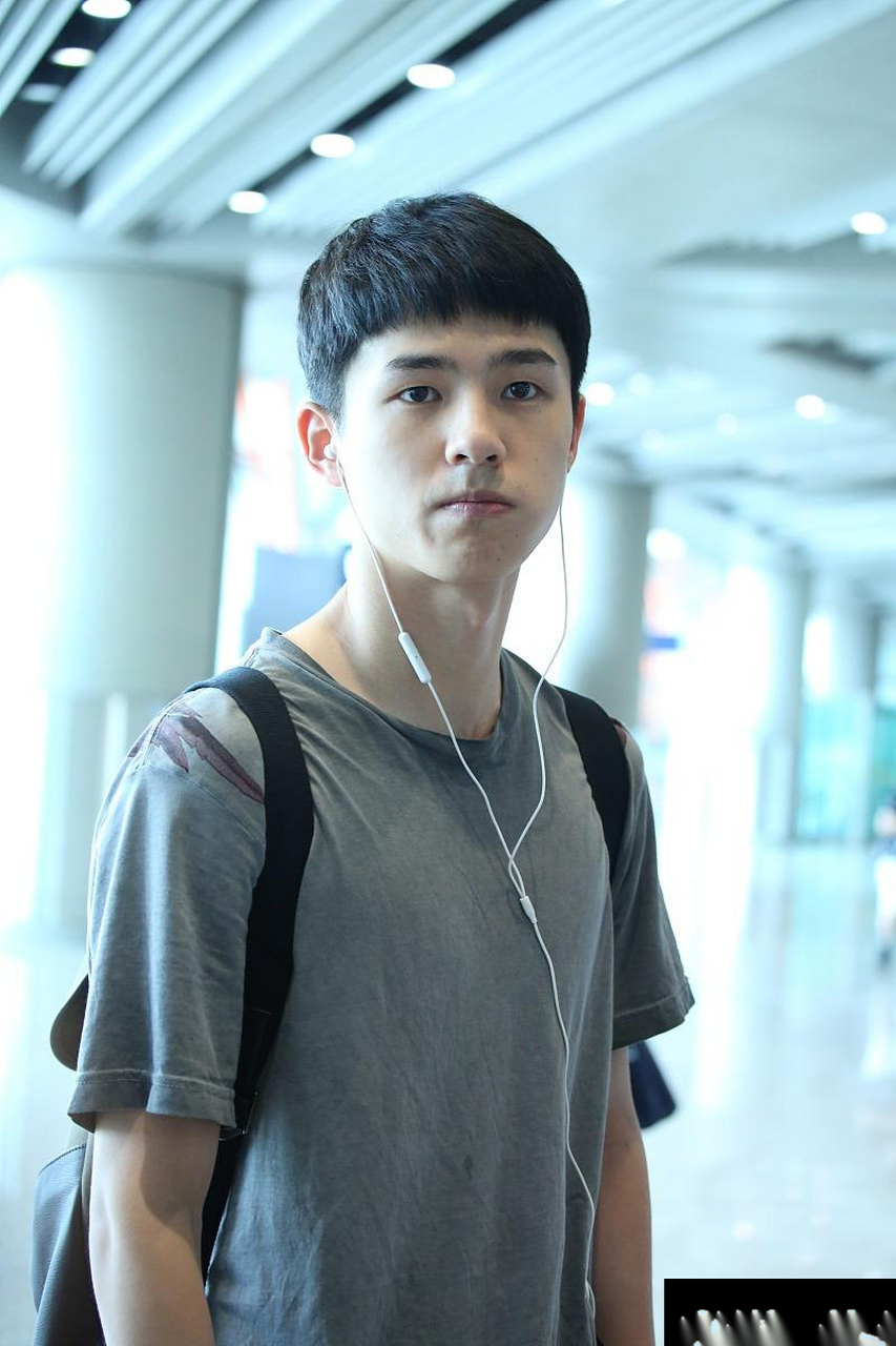 刘昊然单眼皮小眼睛牙齿不齐,却因这些缺点显得更呆萌无害