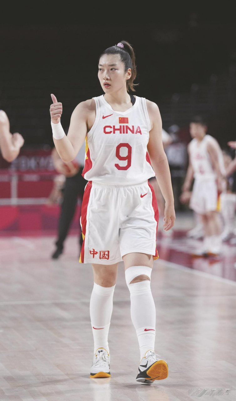 mvp李梦怎么看都像一个篮球宝贝,这身材保持得相当丝滑,不去当模特