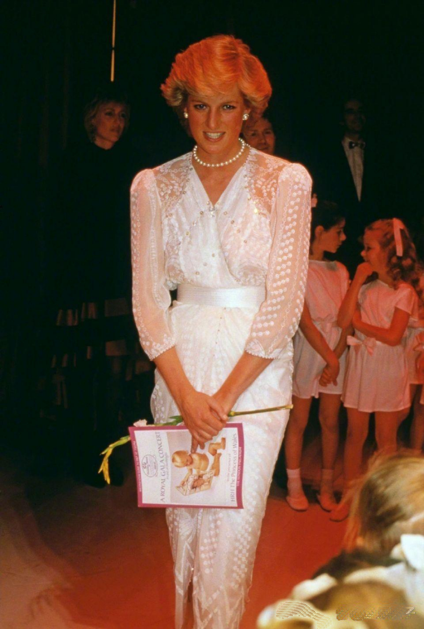 戴安娜的经典穿搭,行走的模特秀,气质也不错.