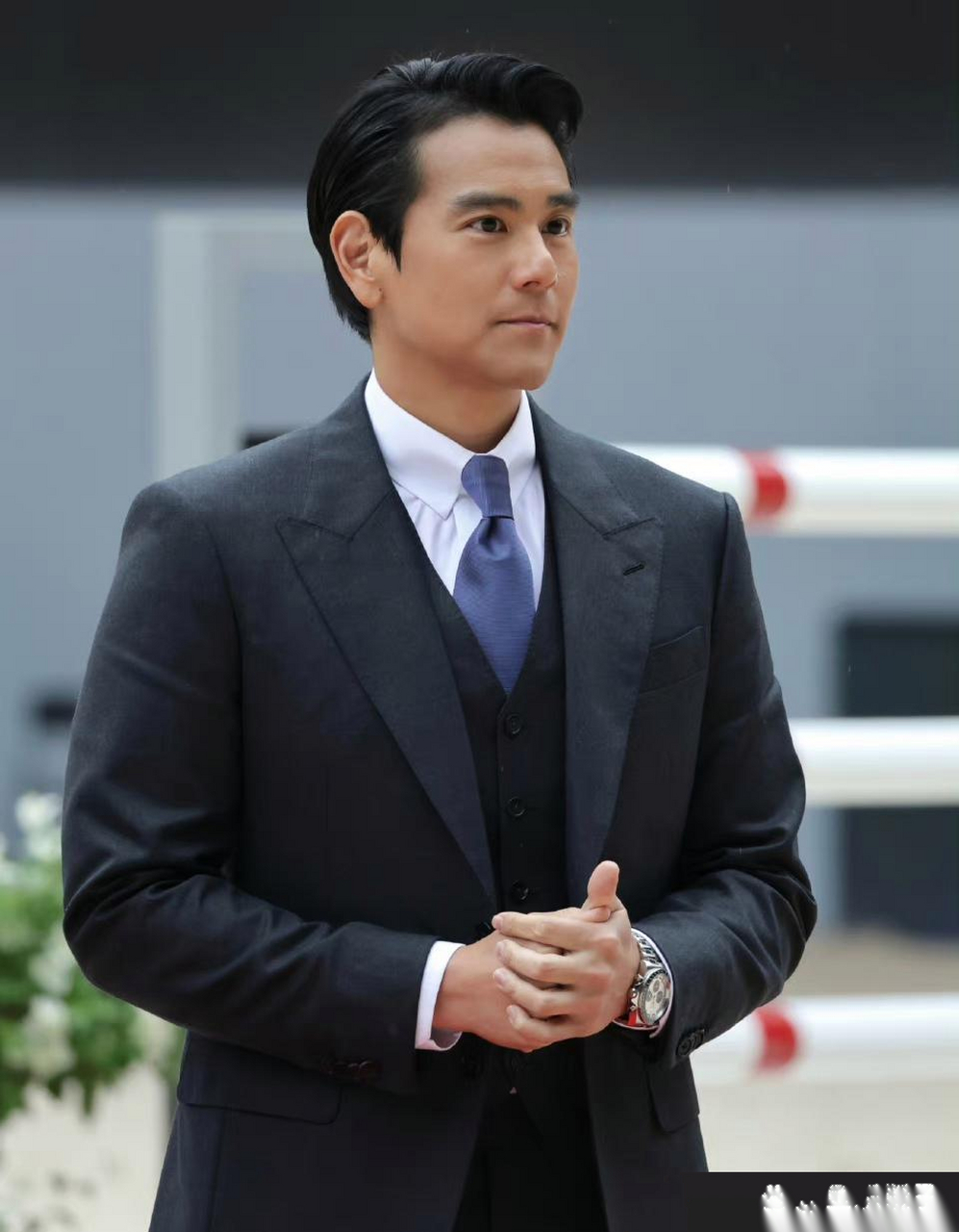西装革履彭于晏,主打一个帅气逼人.