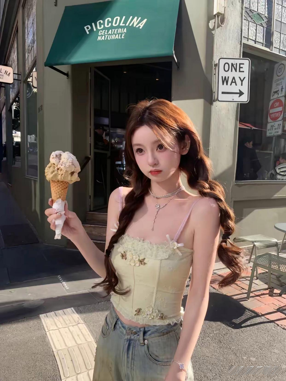 王校长新女友曝光,21岁美少女懒懒白皙高挑像芭比