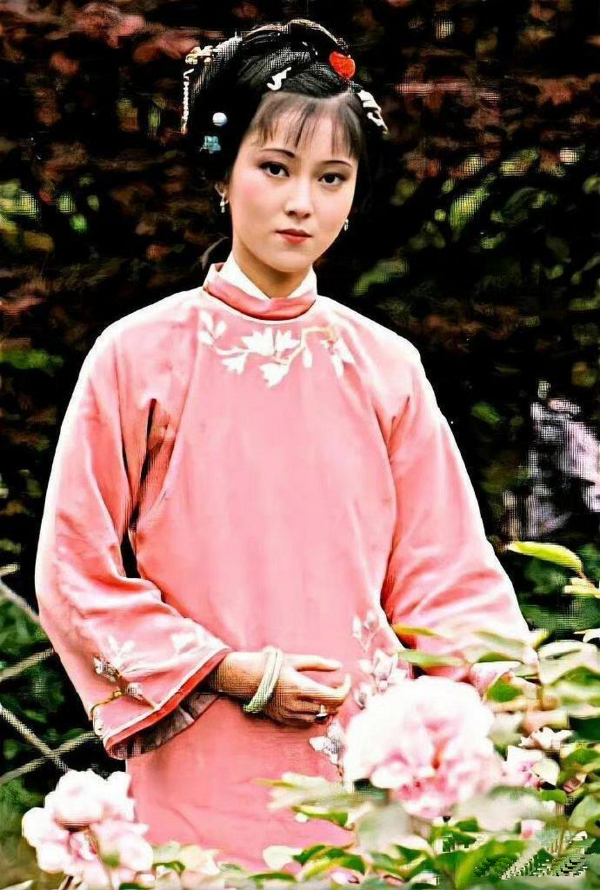 1987版《红楼梦》中李伊饰演的邢岫烟,这气质非常惊艳,美如画