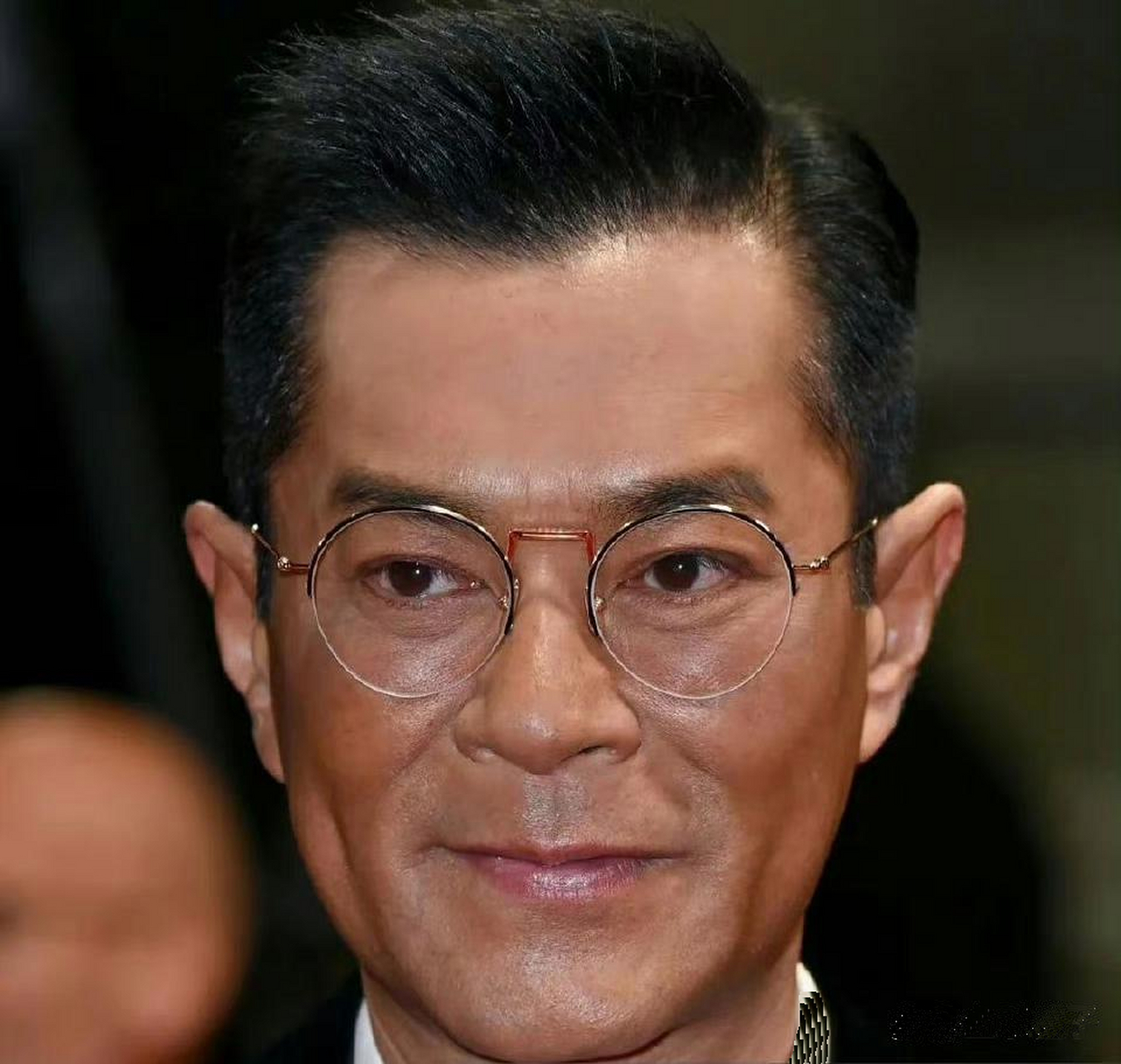 看古天乐的脸部,硬科技满满,笑起来不如之前那般自然从容,这医美的