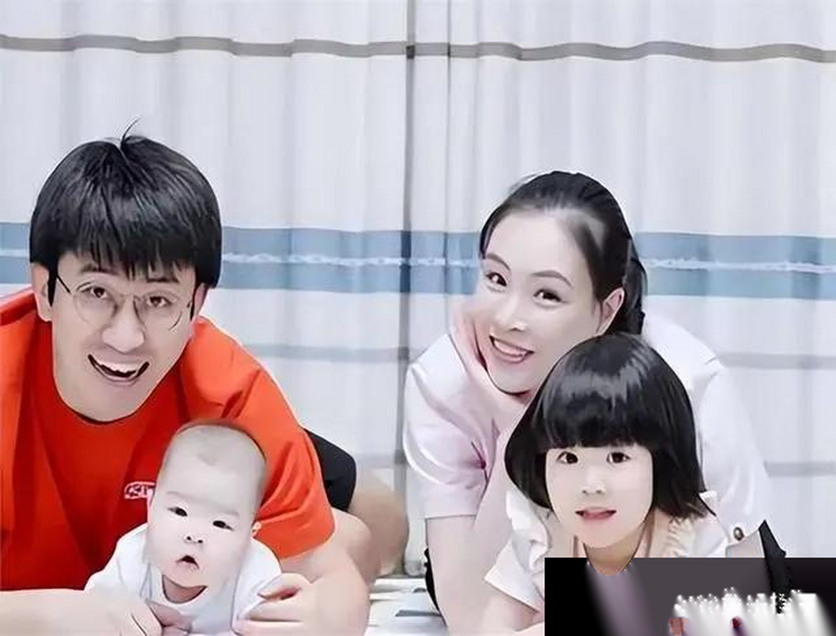 现在的吴敏霞,事业有成,儿女双全,一家子幸福美满,其乐融融,不愧是