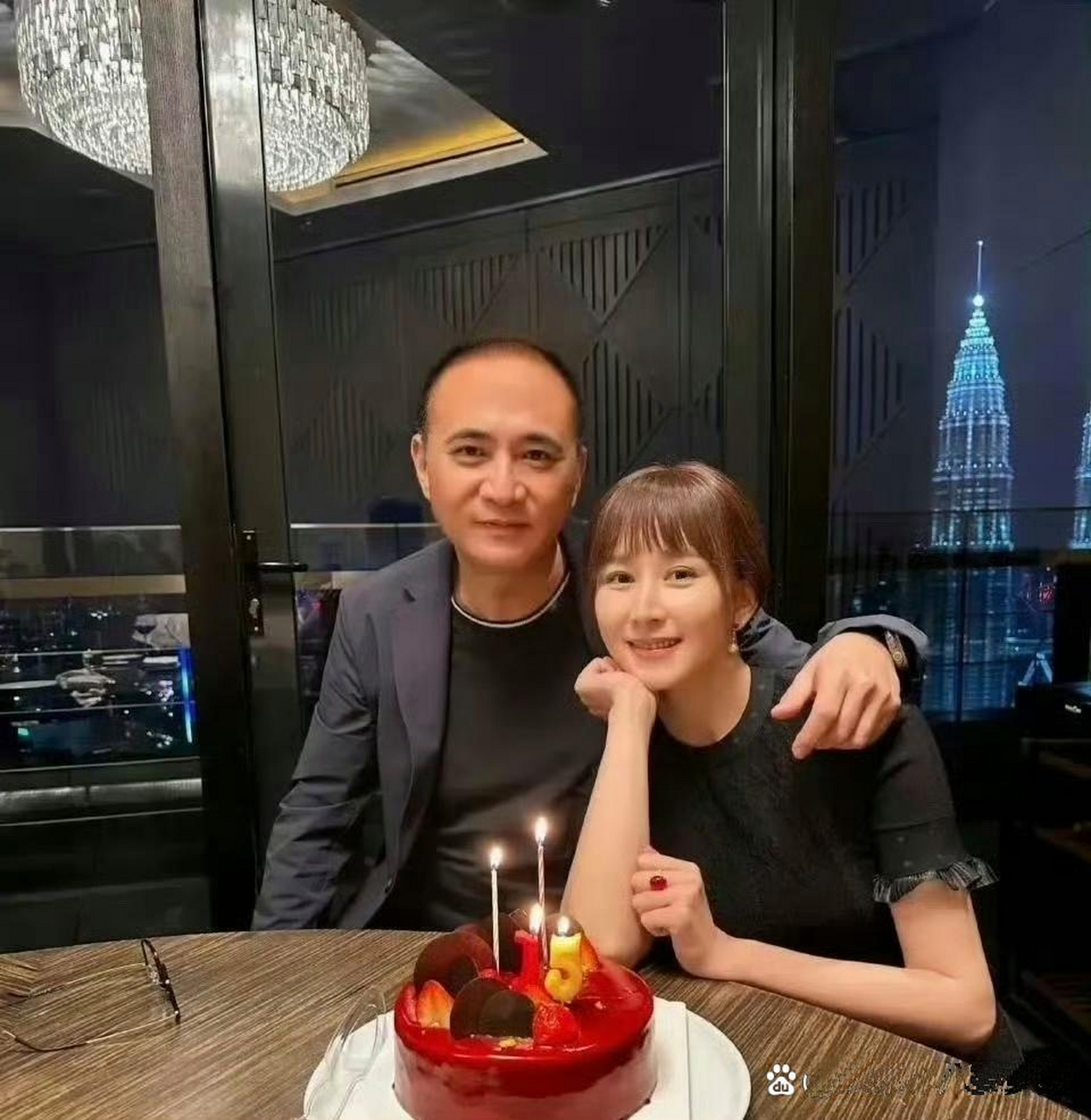 胡静和老公的合照曝光,45岁的她保养得真棒