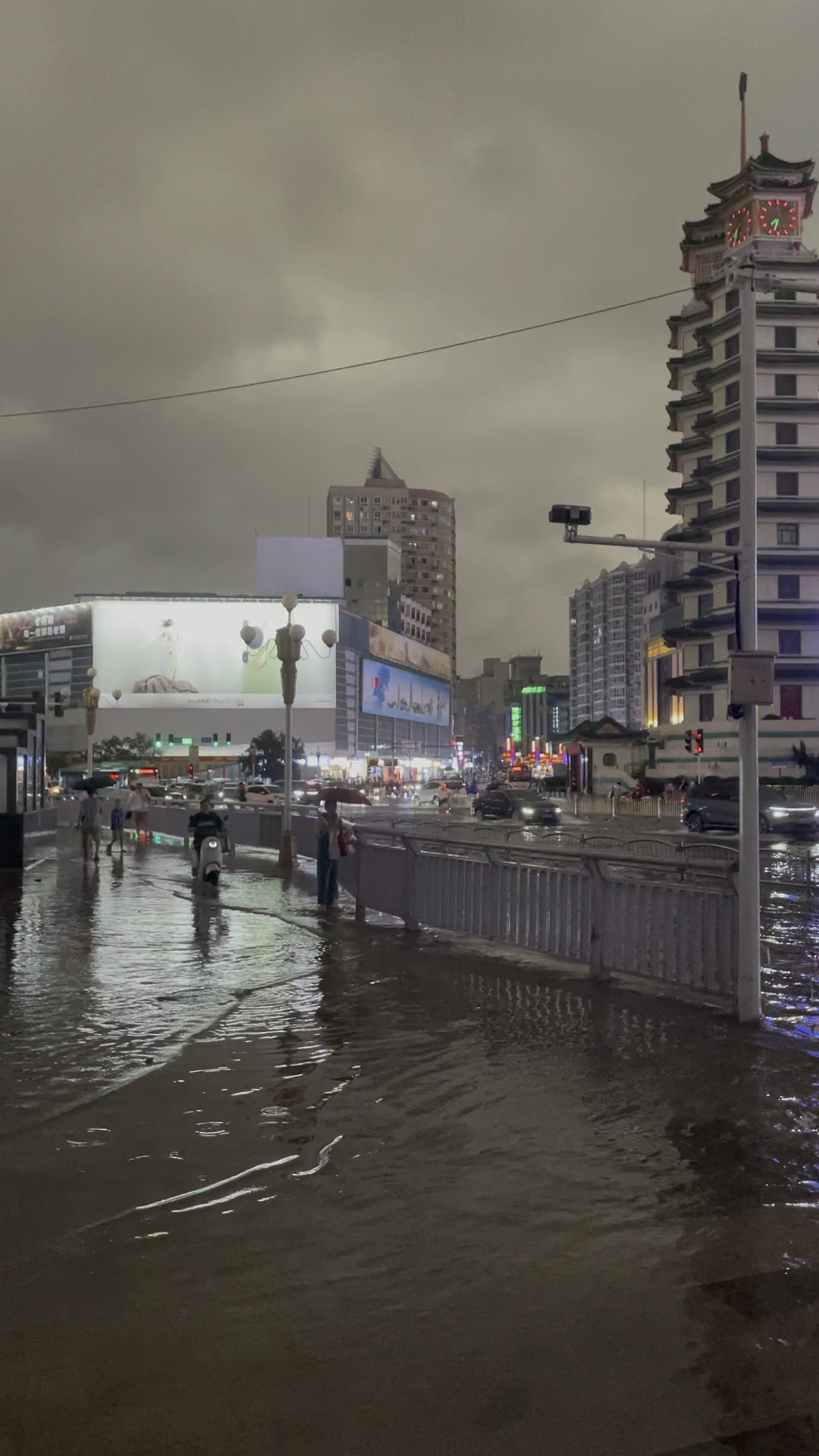 郑州暴雨后的图片图片