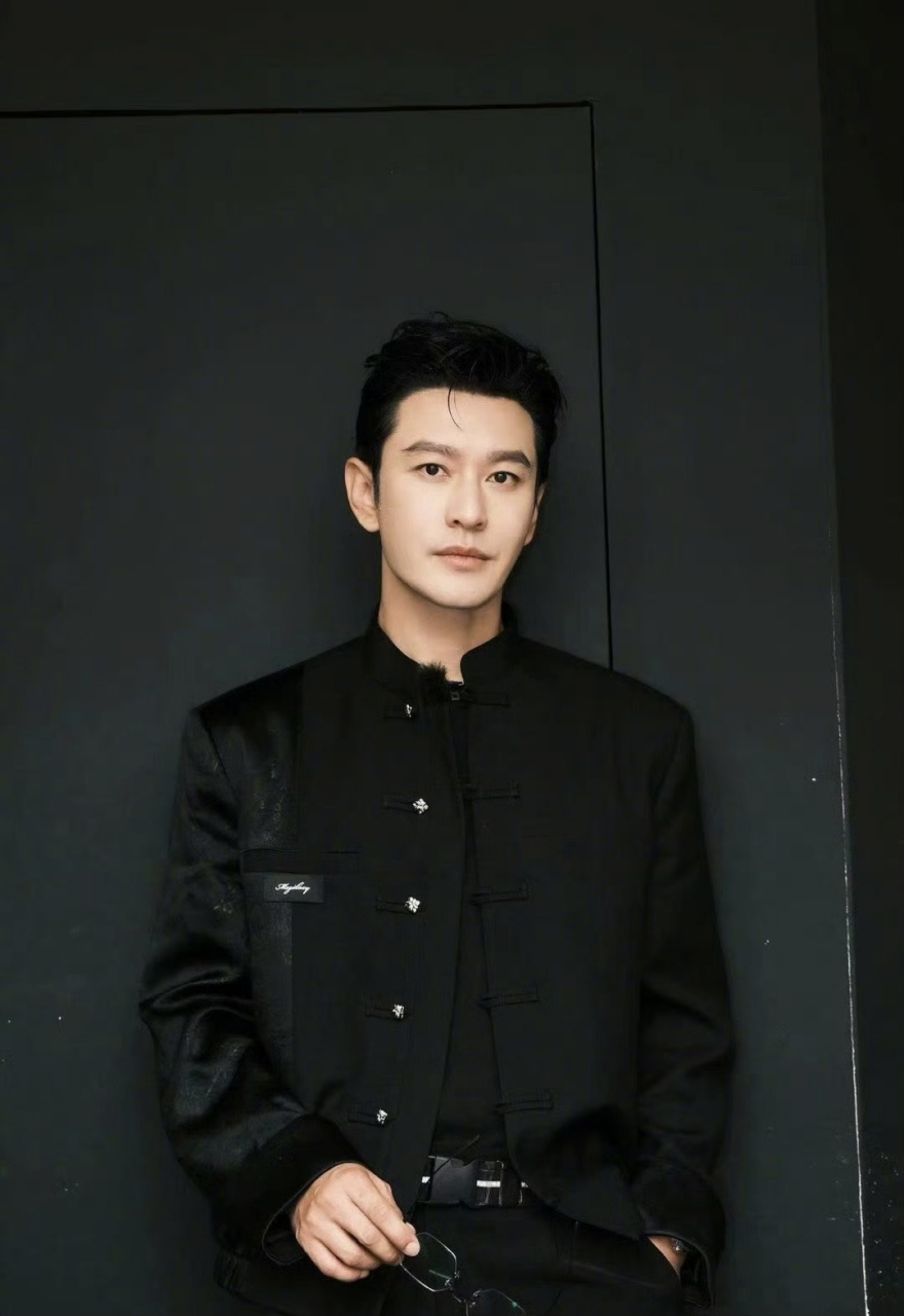 黄晓明快50岁了,还在健身节食,每天喝苦瓜汁减肥,能不要这么卷,给年轻