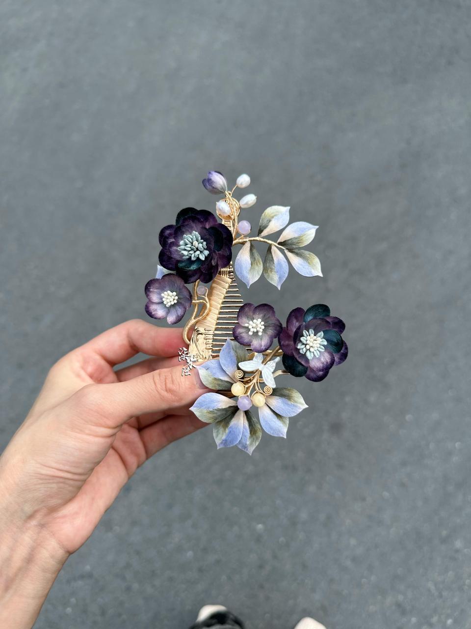 紫色很难不爱啊||细节就是排了很多颜色穿插 马路牙子随手拍 绒花发簪