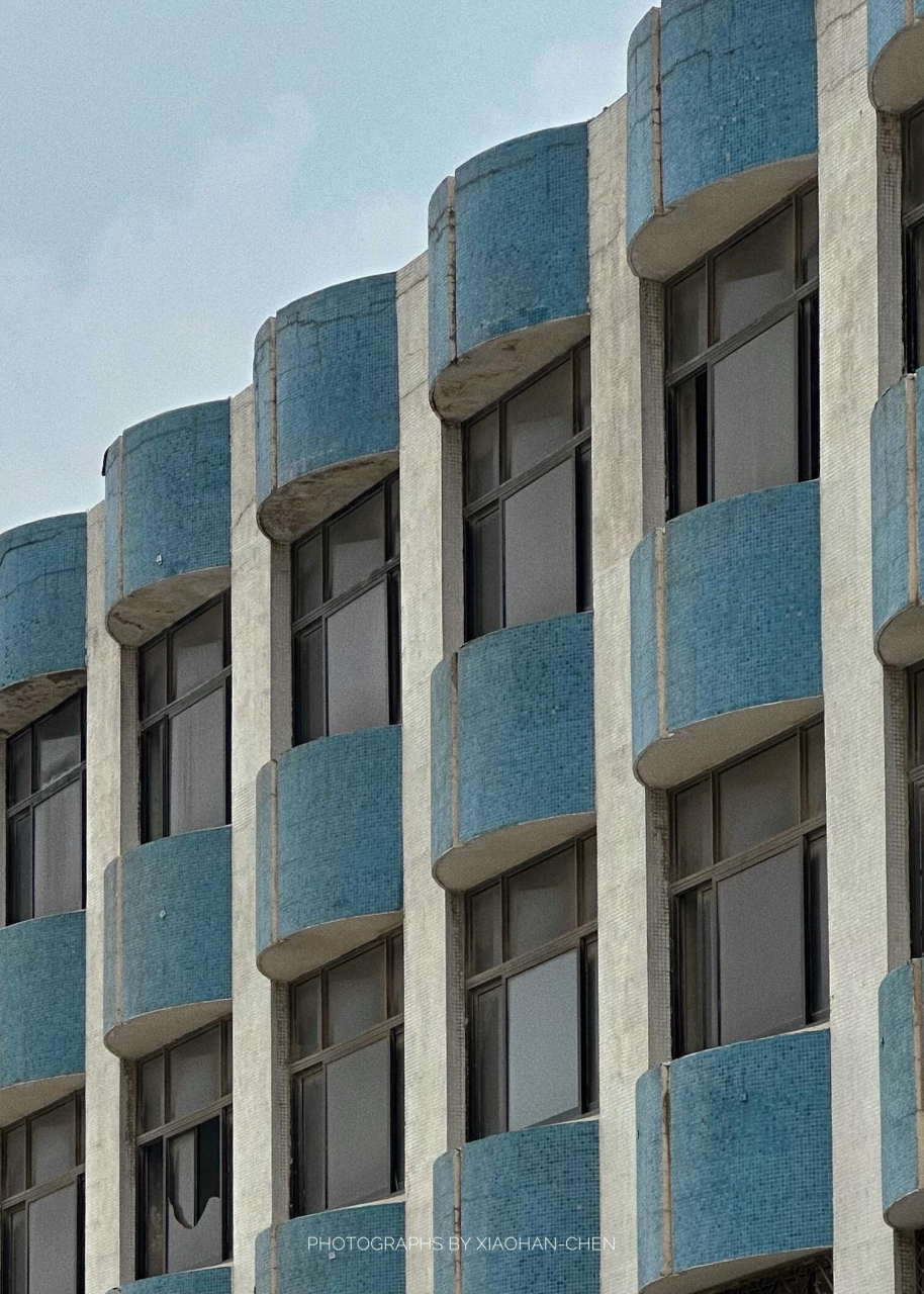 茶色玻璃马赛克,独属于90年代的节奏感 干脆利落的直线勾勒,小圆窗恰