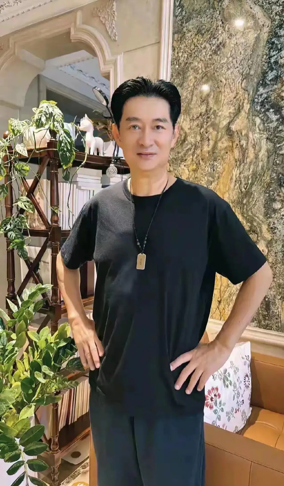 瘦下来的黄安越来越帅了