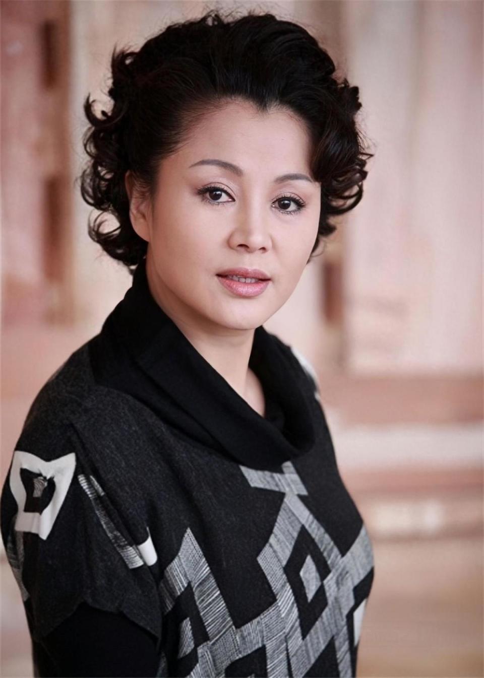 她20岁放弃演戏结婚,孩子2岁时离婚,复出成名被2婚丈夫骗1000万