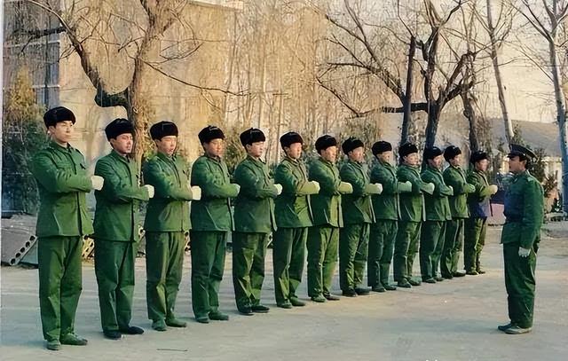 20位战友赶来参加儿子婚礼,礼单上却无一人付钱,我终于看透人心