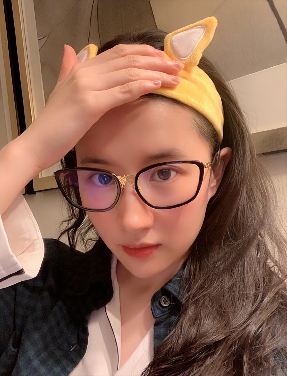 37岁刘亦菲晒自拍照,蓝色手机壳抢镜,头发炸毛依旧美