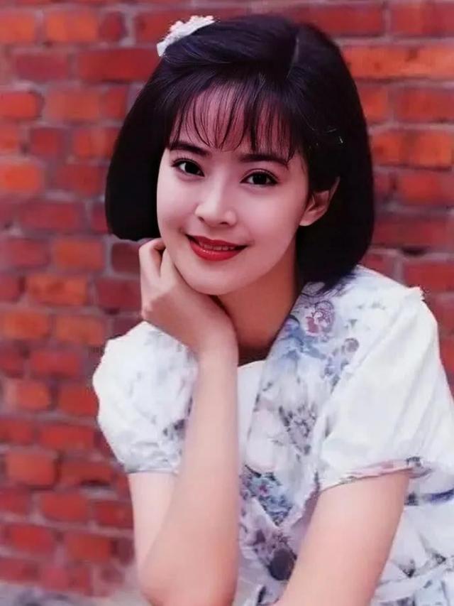 "最美婉君"俞小凡:与丈夫恋爱10年,生一双儿女,如今怎样了?