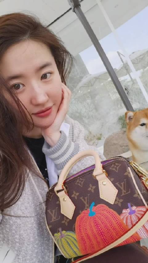 37岁刘亦菲晒自拍照,蓝色手机壳抢镜,头发炸毛依旧美