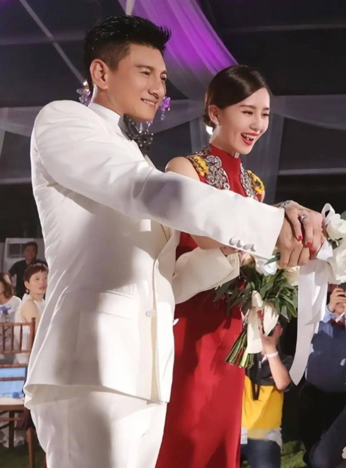 马雅舒庆结婚14周年,外籍老公逆生长超帅比前夫吴奇隆状态还好