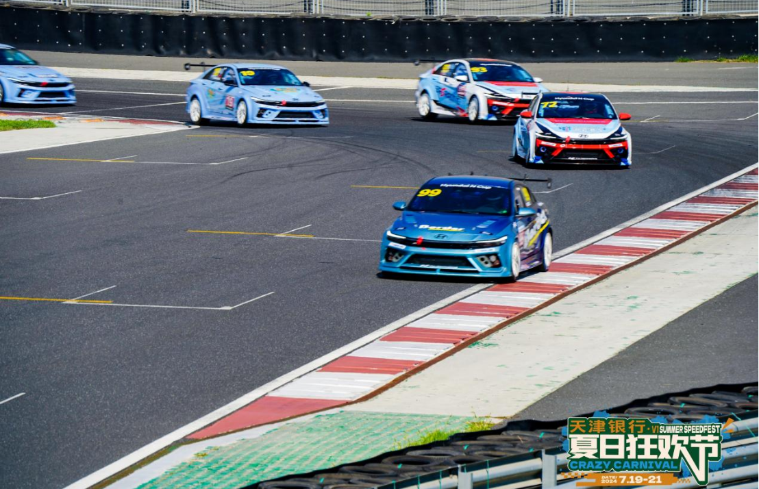 国际级赛车场里的夏日狂欢,跨界融合引领多元的娱乐盛宴