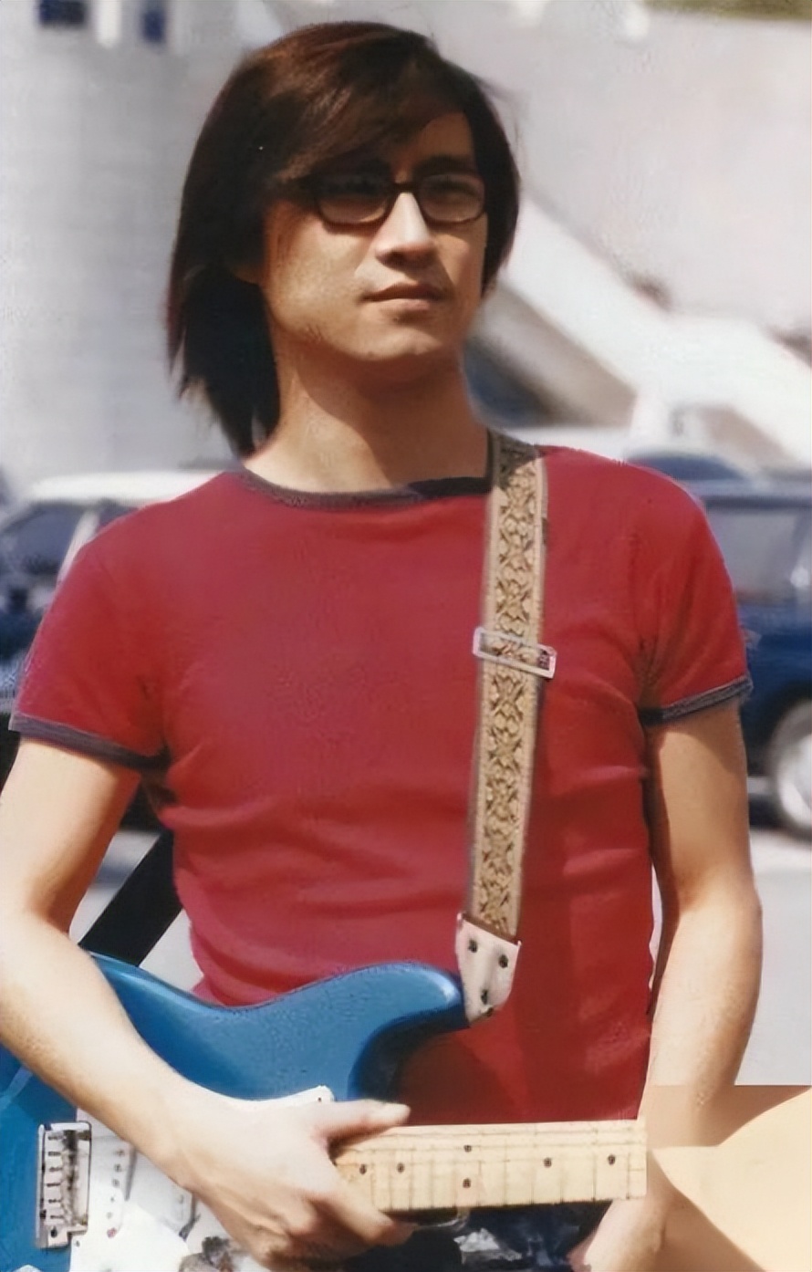 偶遇汪峰陪女儿逛街,19岁小苹果和爸爸一样高.主动买单好体贴