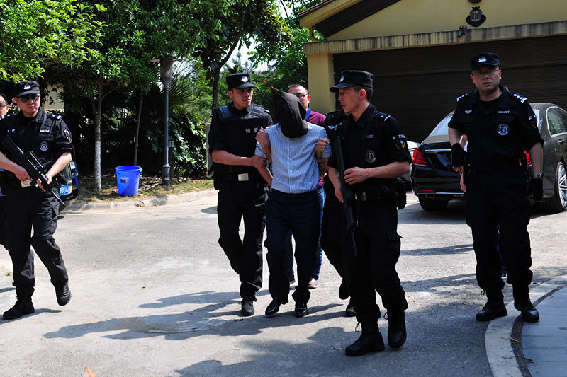 警察抓人照片现场图片