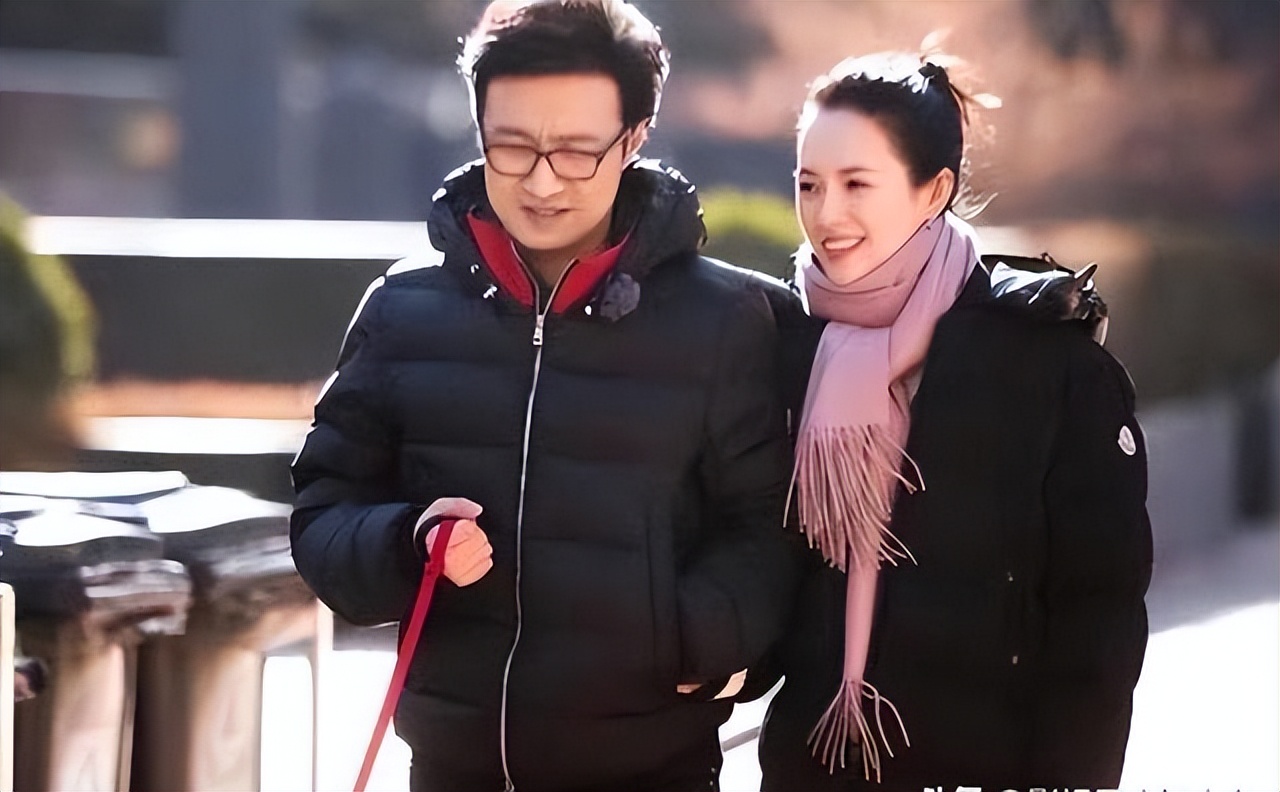 偶遇汪峰陪女儿逛街,19岁小苹果和爸爸一样高.主动买单好体贴