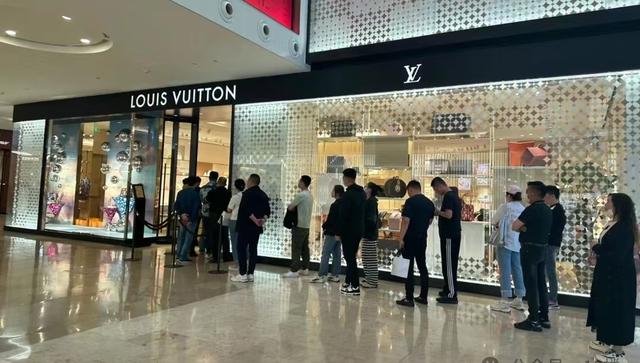 lv巧克力专卖店开业盛况空前,市民排队争相体验"lv自由"