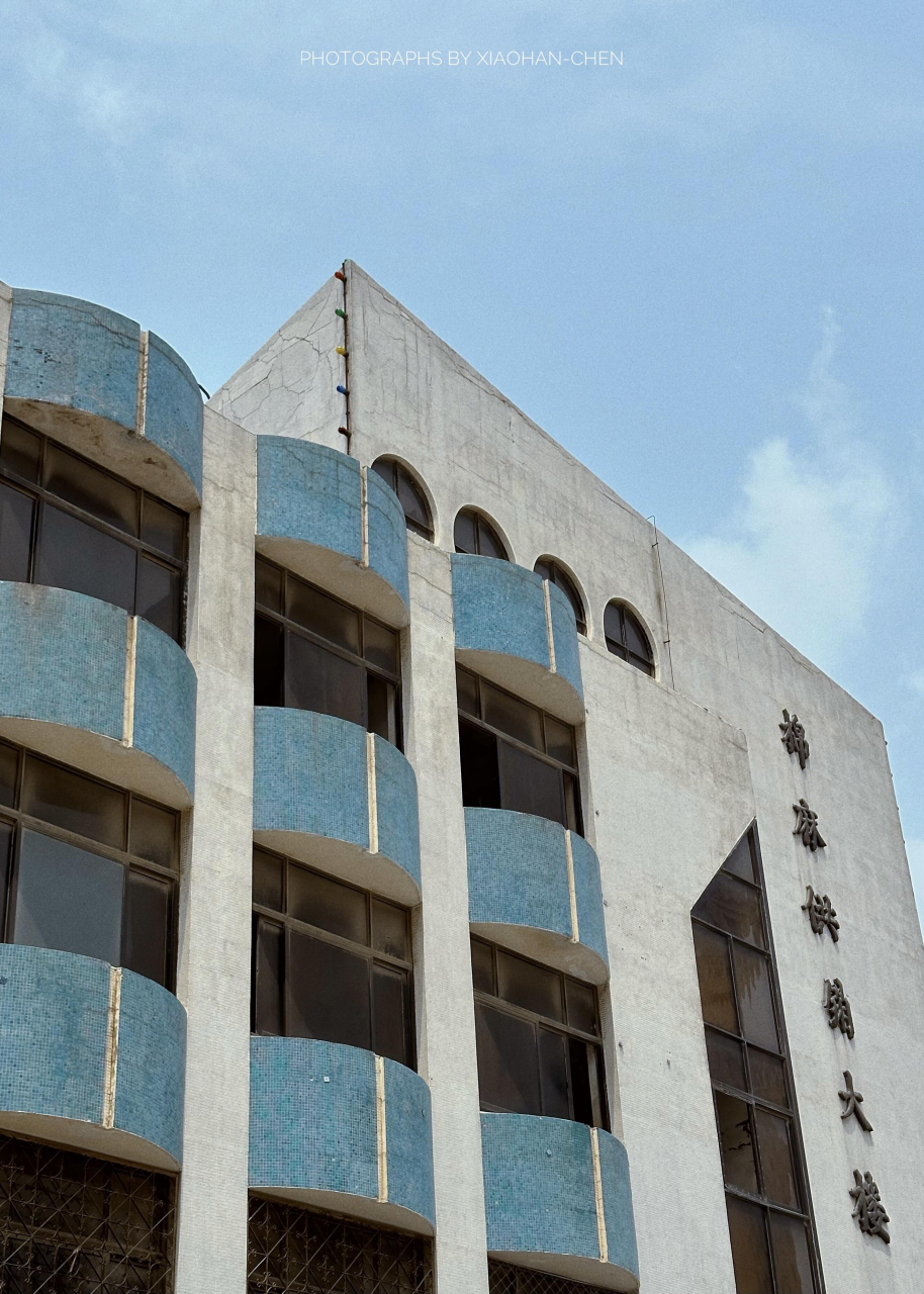 茶色玻璃马赛克,独属于90年代的节奏感 干脆利落的直线勾勒,小圆窗恰