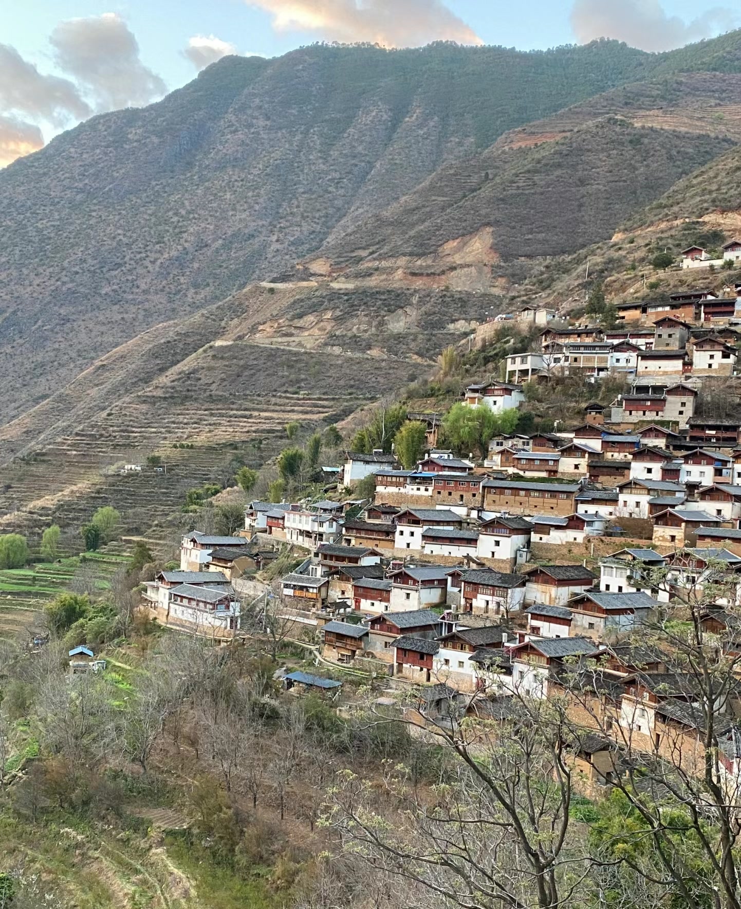 位于云南省丽江市玉龙纳西族自治县宝山乡的宝山石头城,地处玉龙雪山