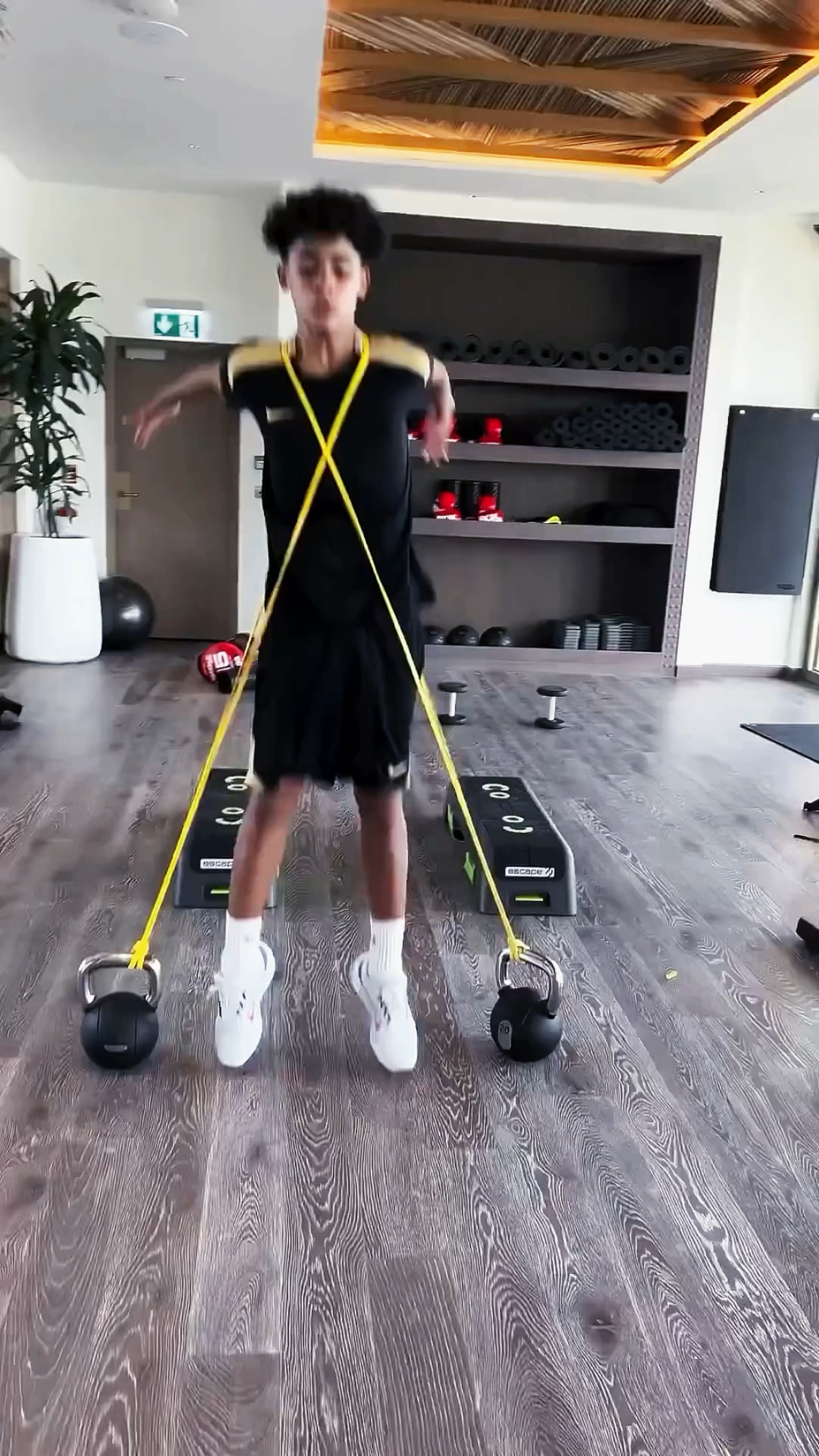 c罗儿子迷你罗室内训练,希望赶上亚马尔的步伐