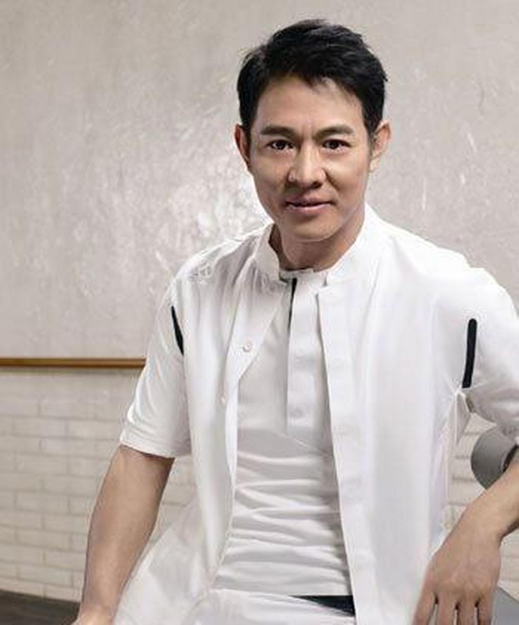 多年前,李连杰的师傅告诉李连杰让他把自己鼻子上的一个痦子去掉