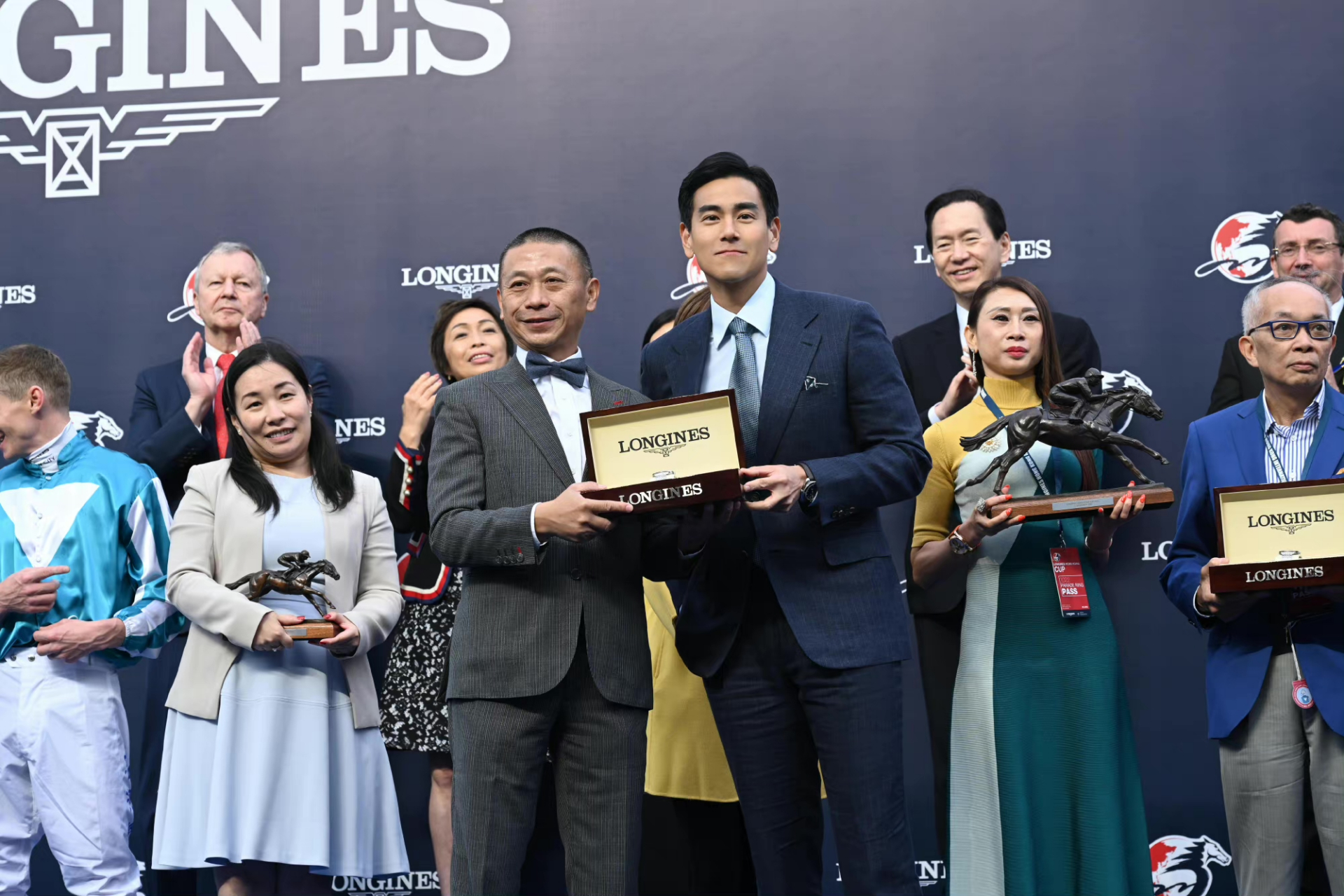 男神彭于晏开始营业啦,西装革履帅一地.