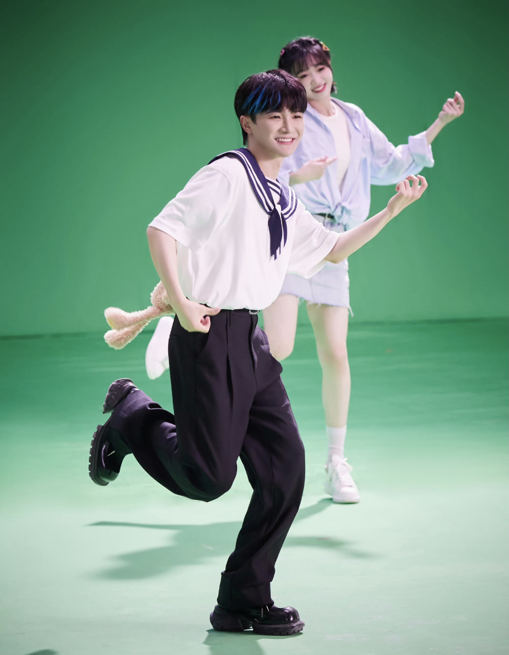 周深穿上水手服,元气满满.