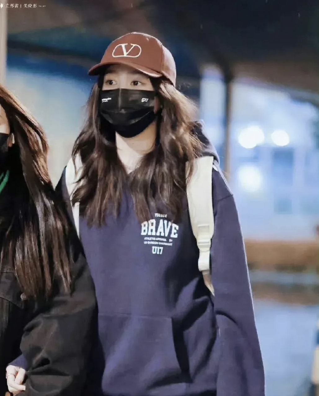 关晓彤身穿鹿晗潮牌卫衣卫裤