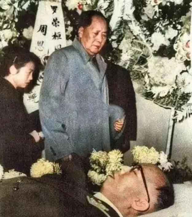 1963年,罗荣桓病逝后,罕见的遗容,照片中的他戴着眼