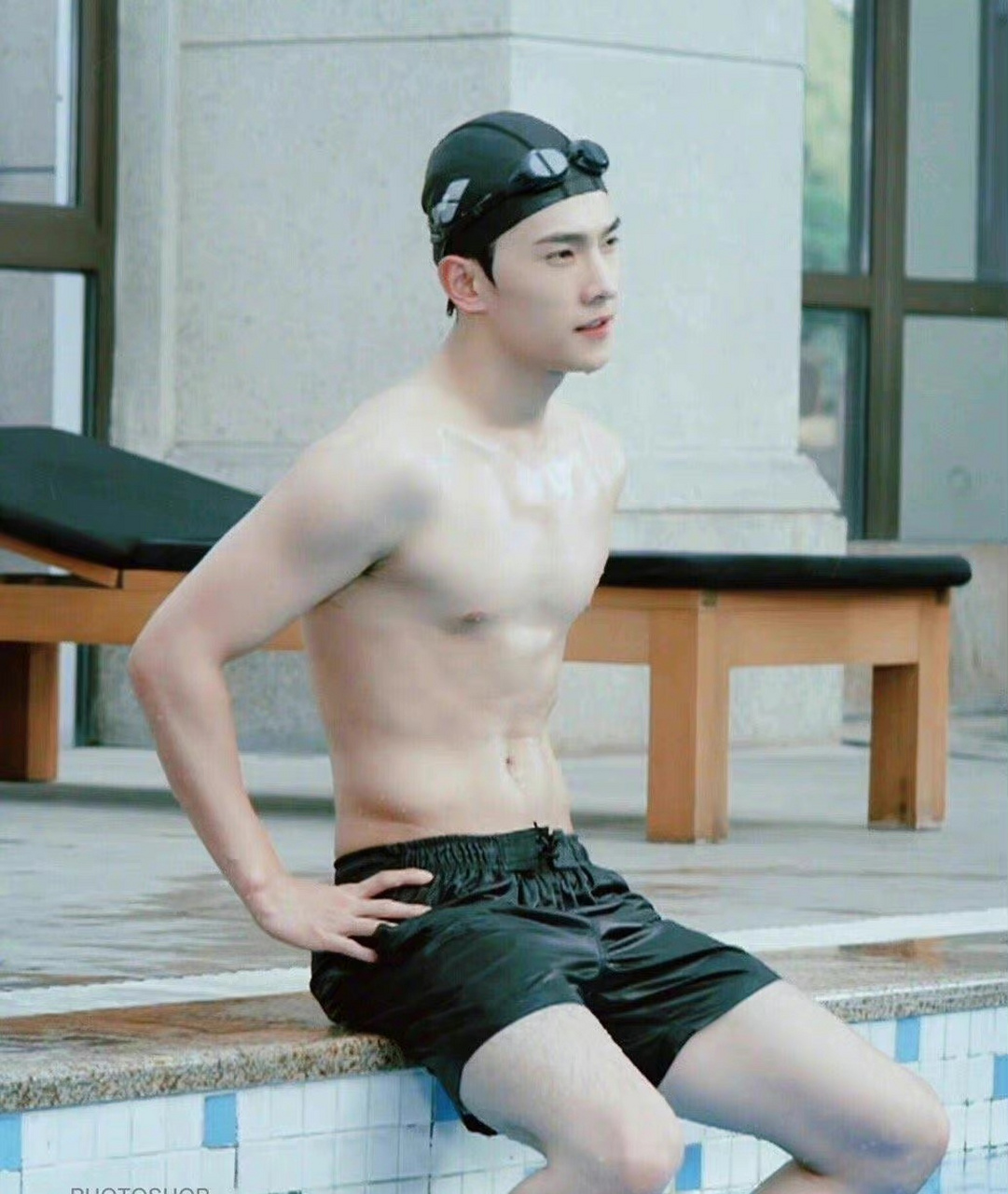 没想到杨洋这身材这么好,精瘦但有肌肉,皮肤也白,真让人流口水.