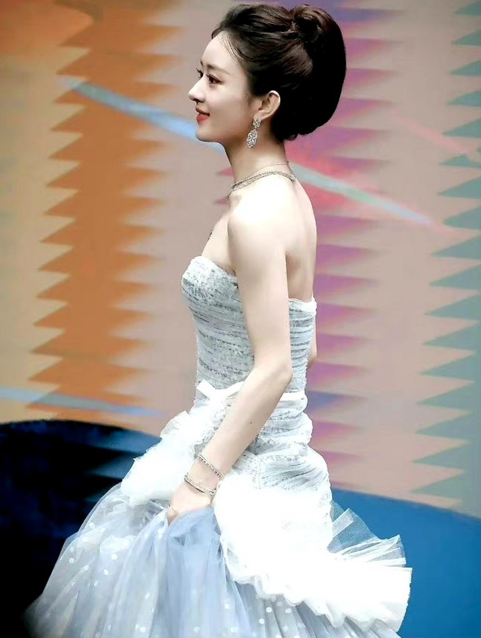 赵丽颖这个白色抹胸裙最好看,发型也很公主
