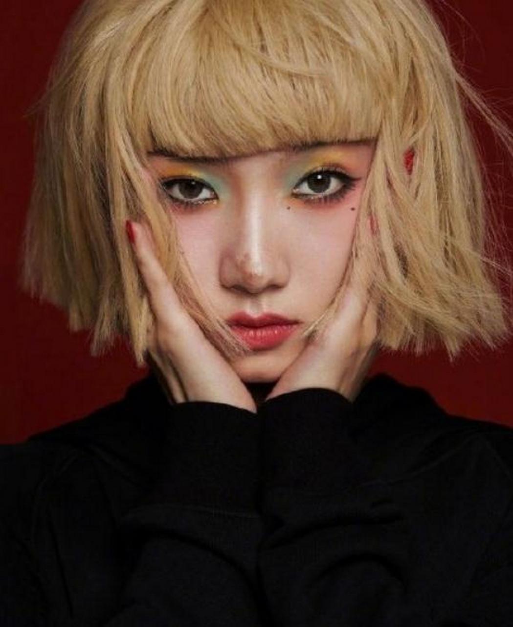 孟美岐金色短发齐刘海