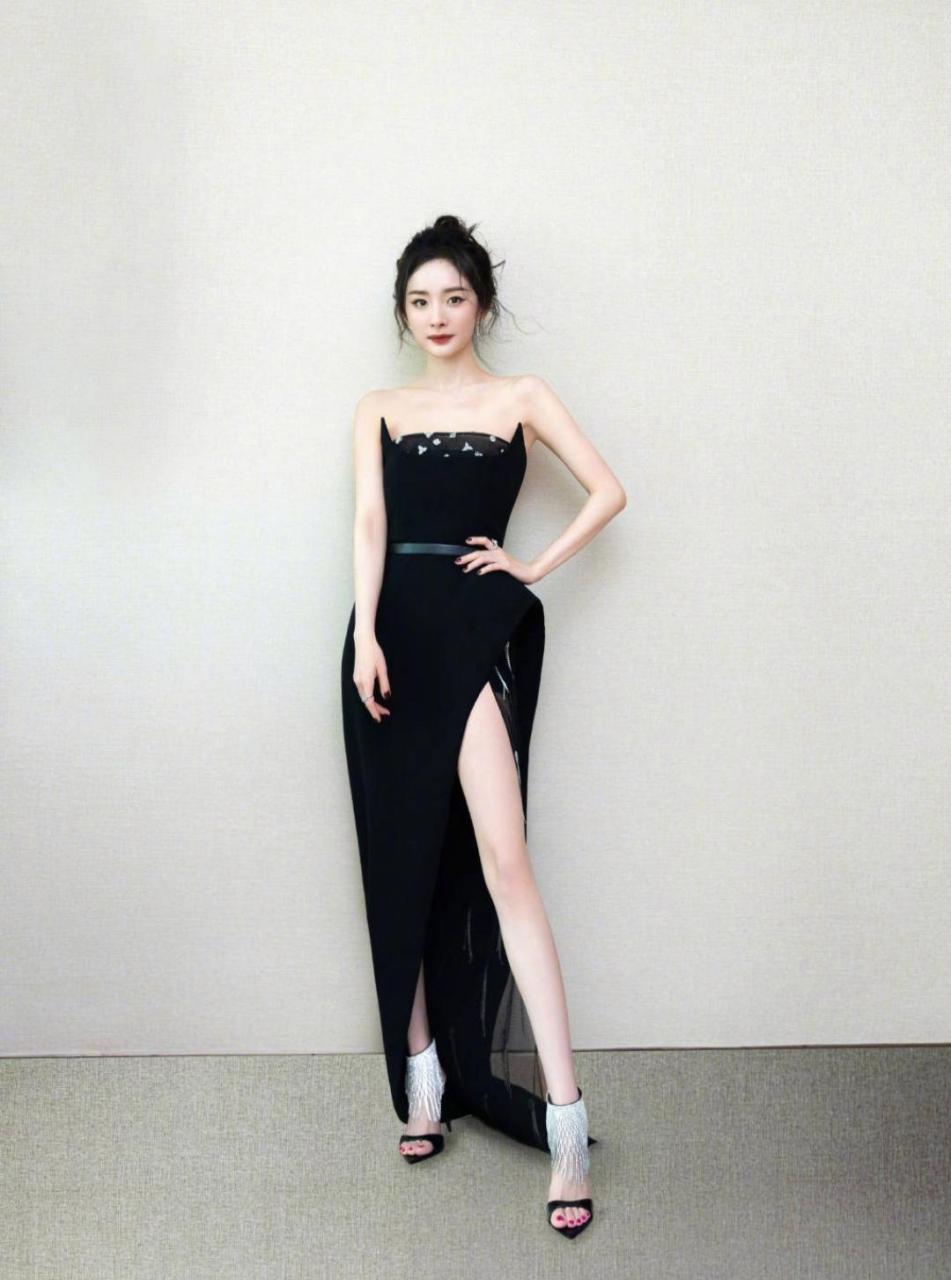 杨幂这身露肩高开叉长裙性感十足