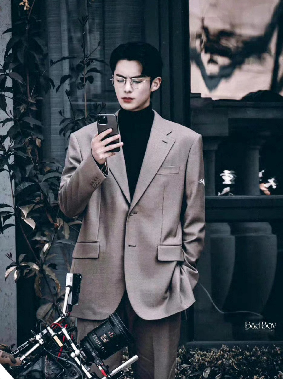 王鹤棣以爱为营灰色西装,帅气儒雅的霸道总裁