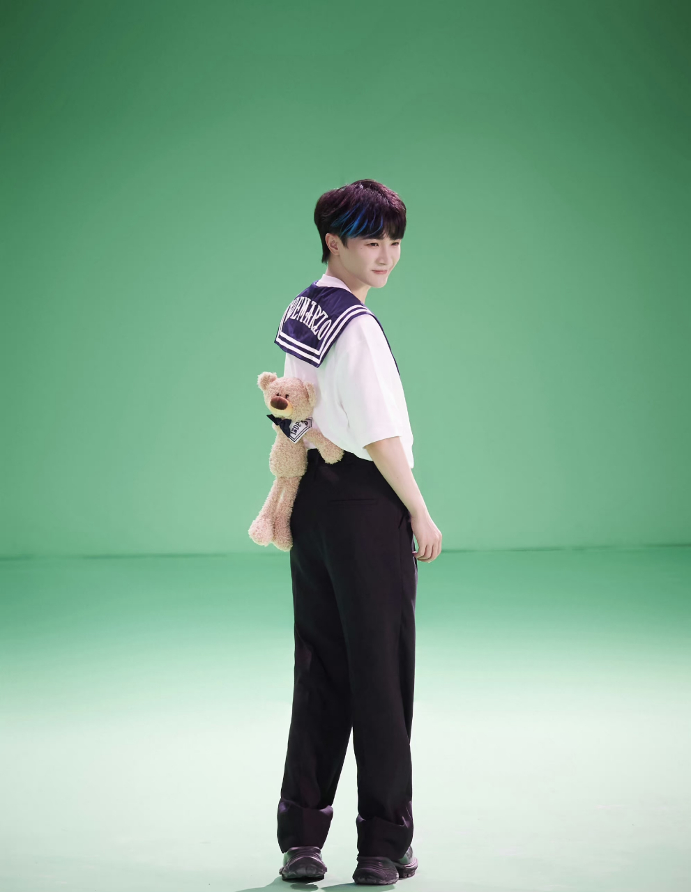 周深穿上水手服,元气满满.