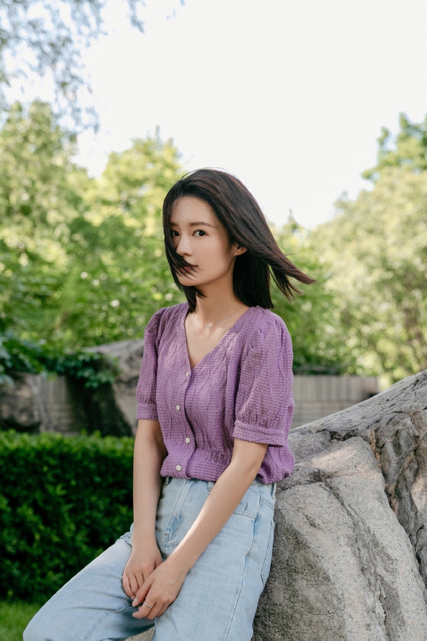 "鸡腿姑娘"李沁又晒苗条身材,笑容甜美清新自然