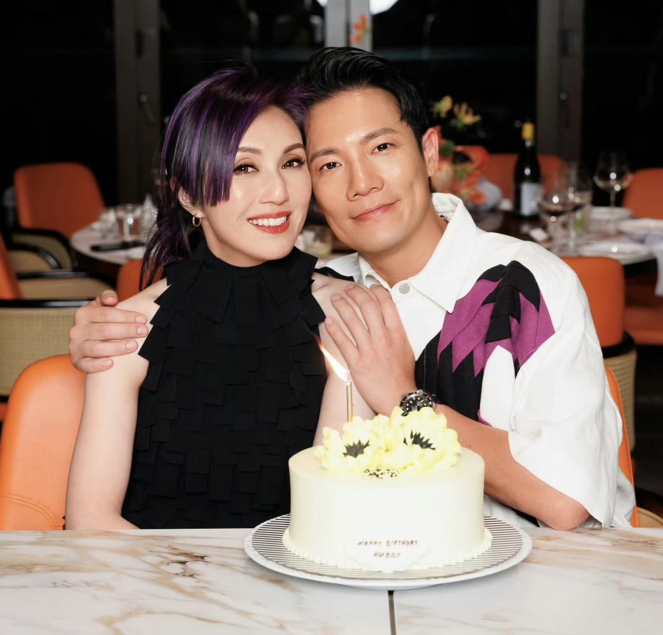 丁子高高调晒出与妻子杨千嬅庆祝14年结婚纪念日的图片